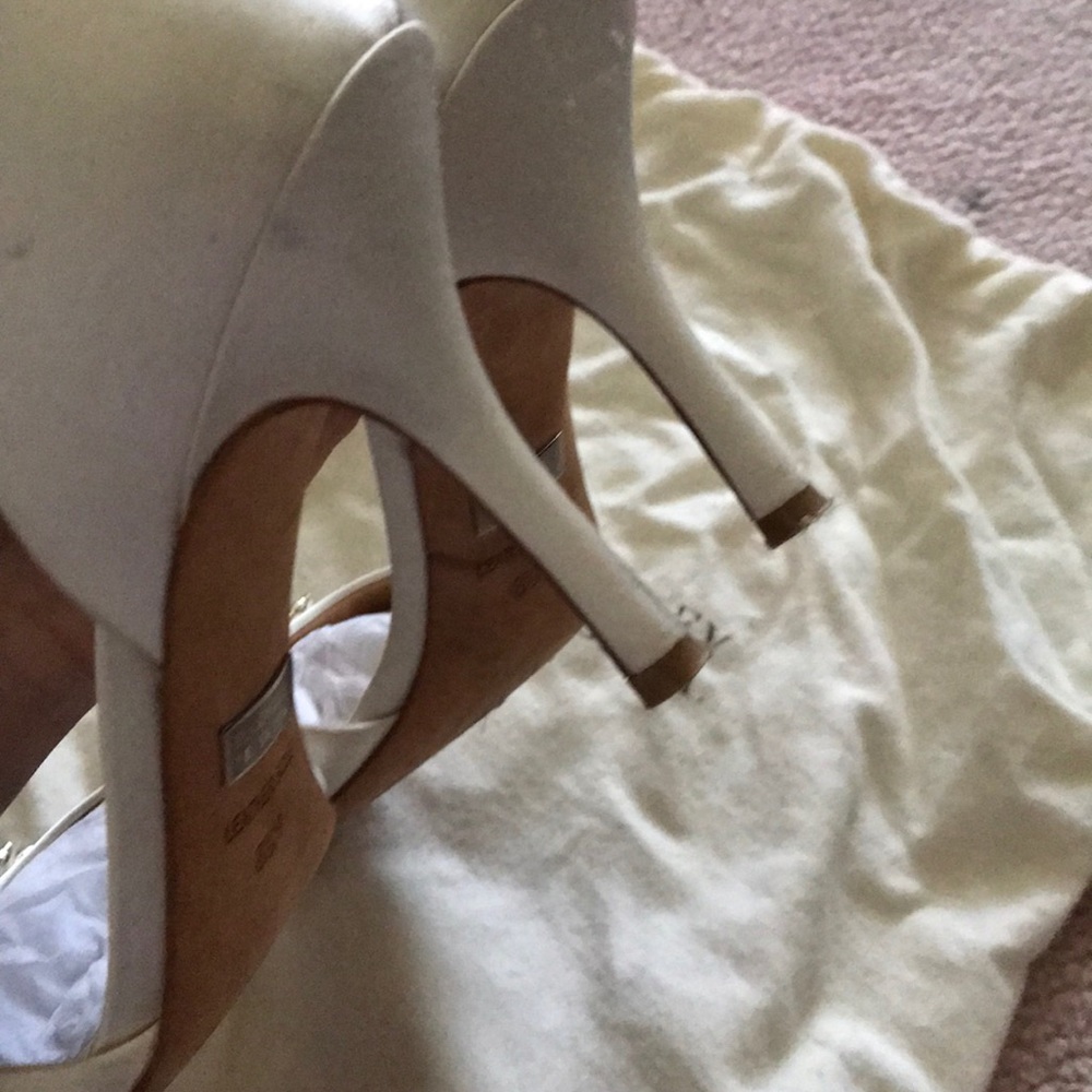 Badgley Mischka Lacie White Satin 8.5M - Picture 8 of 8